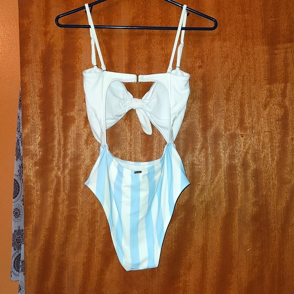 Worn Once! HOLLISTER CUT-OUT ONE PIECE SWIMSUIT - Picture 4 of 10